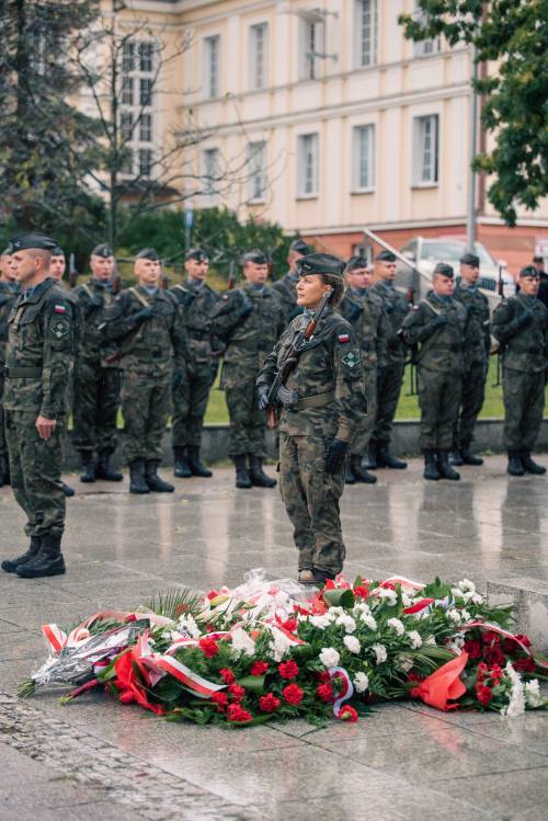 Zdjęcie przedstawia obchody rocznicy wybuchu II Wojny Światowej